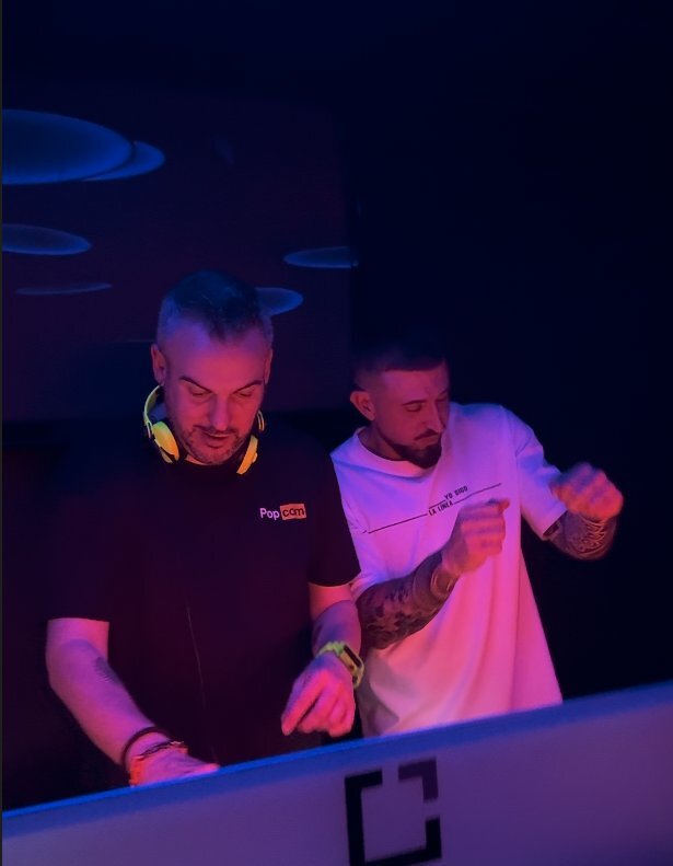 Josu Izarra back to back en cabina