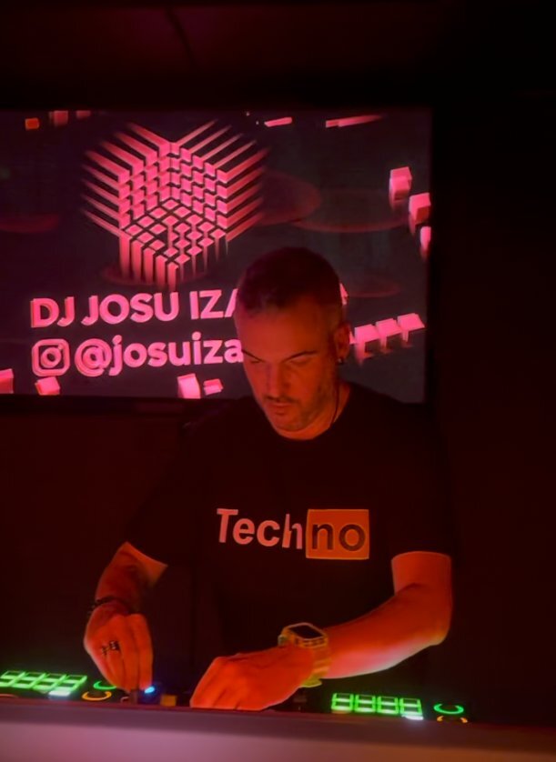 DJ Josu Izarra en pantalla de cabina
